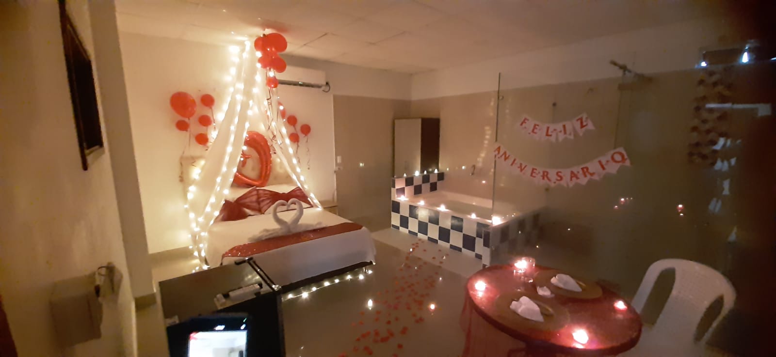 Habitación doble con Aire acondicionado, TV, WiFi y Jacuzzi, decorada para calebraciones especiales